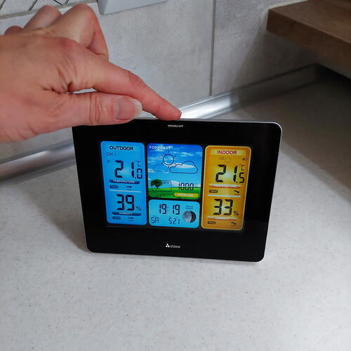 Set Statie meteo fara fir si Transmitator exterior, Ecran mare LCD color, Prognoza meteo, Presiune atmosferica, Temperatura si umiditate interior si exterior, Calendar perpetuu, Ceas electronic cu alarma, Alimentare la retea si baterii